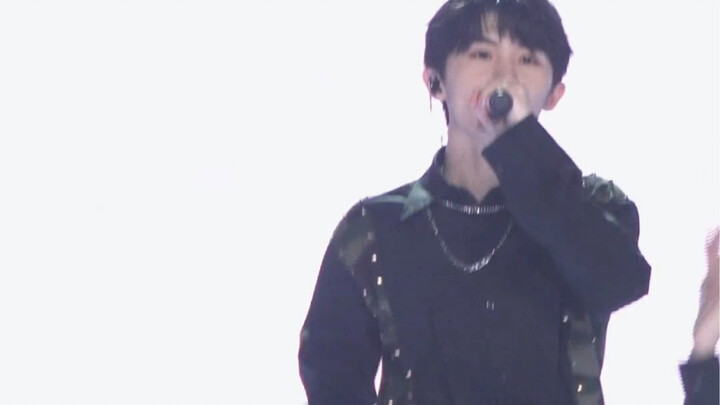 Trên sân khấu rốt cuộc có thứ gì khiến ca sĩ chính bị mất micro không?