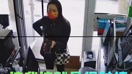 Baru masuk aku kira itu emas, nggak nyangka ternyata perunggu.