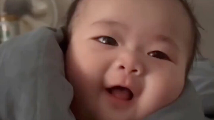 เขาไม่ตื่นตอนกลางวันและไม่นอนตอนกลางคืน เขายิ้มเมื่อถูกอุ้ม และร้องไห้เมื่อถูกปล่อย