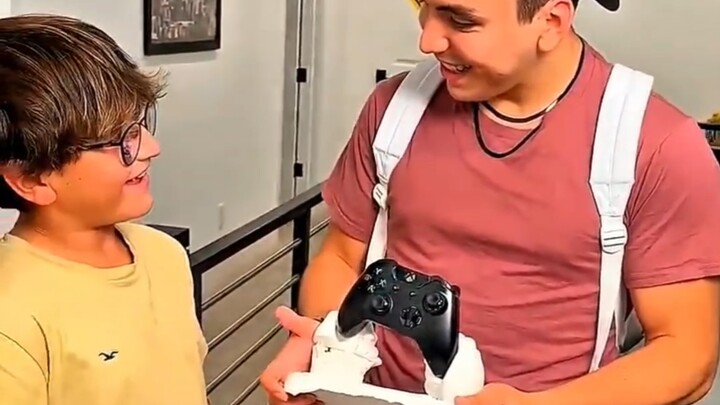 น้องชายคิดว่าเป็นเซอร์ไพรส์ แต่สำหรับพี่ชายมันกลับเป็นการจากลา