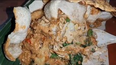 makan pecel sama krupuk gendar