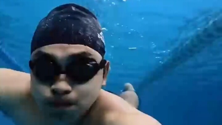 ความอยากไปเรียนว่ายน้ำก็ตายสนิทสักที! ชายหนุ่มเงยหน้ามองสระว่ายน้ำ ไม่นึกเลยว่าข้างในจะมีคนกำลังว่าย