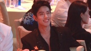 Xiao Zhan is a god of beauty, and the button is also very sensible. The embodiment of romantic and s