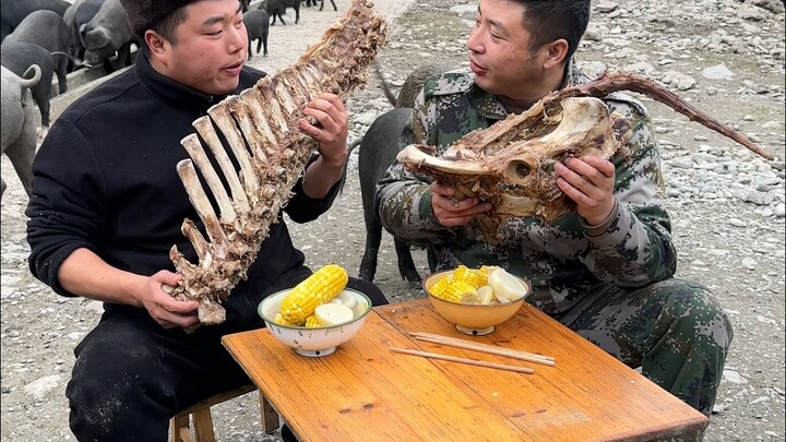 Mua một bộ xương bò với giá 80 tệ, nấu một nồi súp thịt bò. Cho các anh em ăn no say, ngon lành.