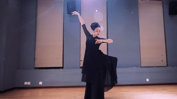 Classical Dance "You Were Born Before I Was Born" Choreography: Liu Xin Performer: Liu Xin