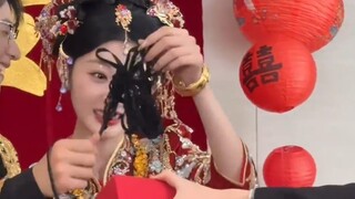 男生结婚兄弟送上小惊喜，这哪是兄弟，这简直是义父！