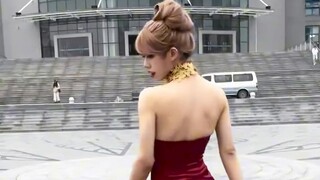 Có người bảo tôi mặc váy đỏ đến trường Đại học Dân tộc Quảng Tây à?