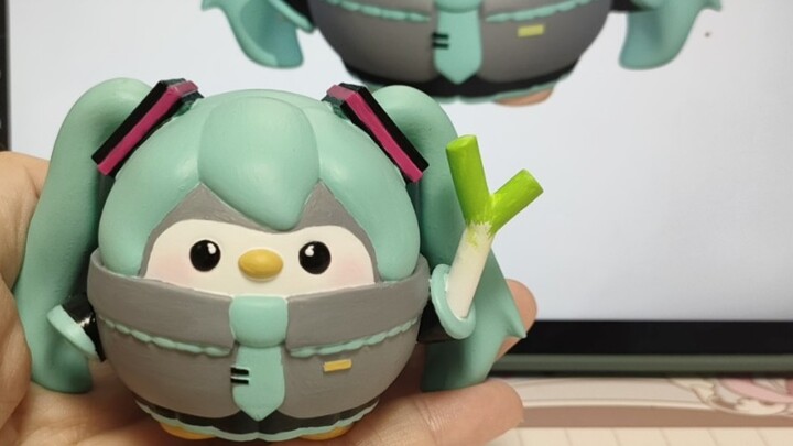 Con gái tôi đã làm mẫu phiên bản Penguin của Hatsune Miku và tạo ra hai yếu tố mà con bé yêu thích.