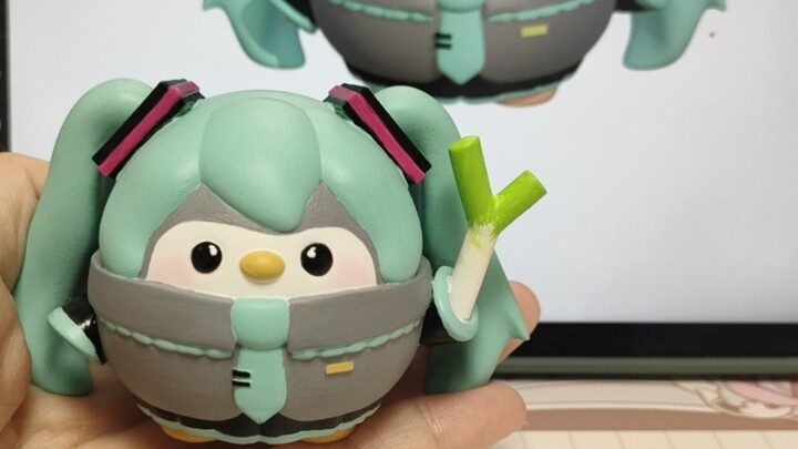 ลูกสาวของฉันสร้างโมเดล Hatsune Miku เวอร์ชัน Penguin และสร้างองค์ประกอบที่เธอชื่นชอบสองอย่างขึ้นมา