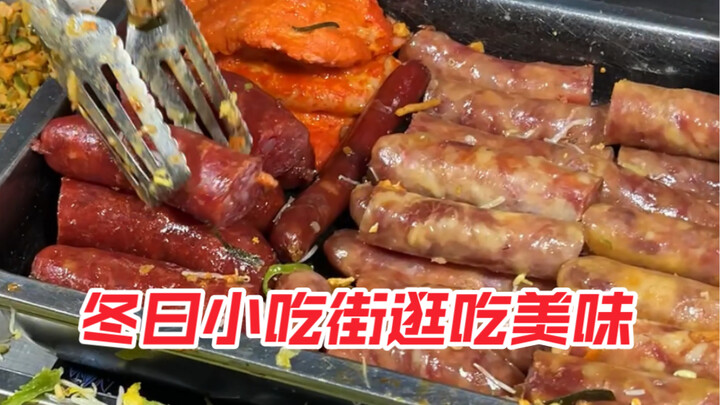 Who wouldn't love the warm, lively atmosphere of street-side stalls in winter? The vendor carefully 