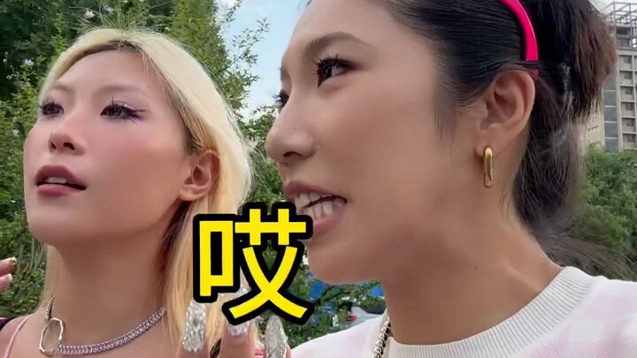 Sisters Shopping: Tianjin People Have to Eat and Chat at the Same Time