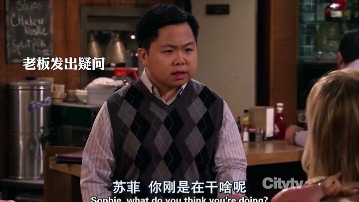 2 Broke Girls: Cewek paling hot vs anak paling penakut — nggak perlu dibandingin juga sudah ketahuan