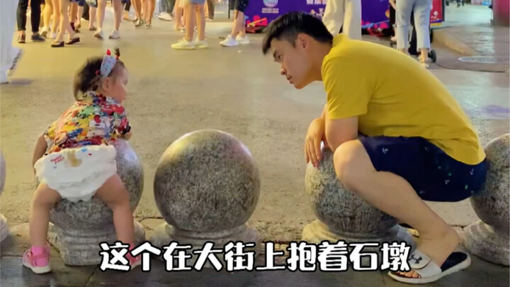 Cô ấy muốn bê cái bệ đá về nhà, tôi phải làm sao đây?