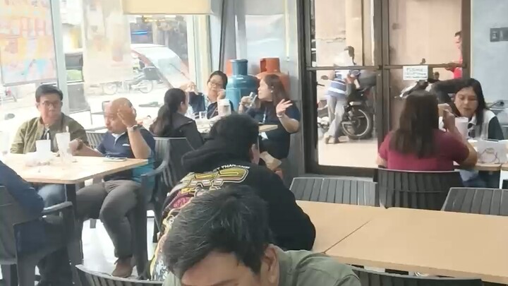 吃饭都没地方坐啊