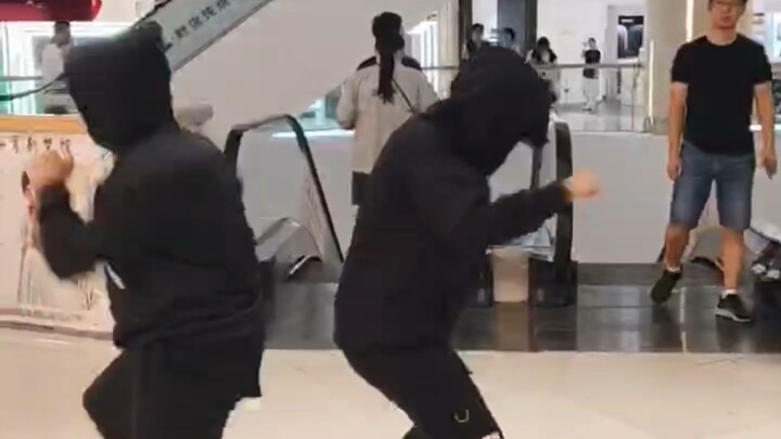 Gia Hào vs Ai Ludi K trực tiếp xuất hiện tại trung tâm thương mại