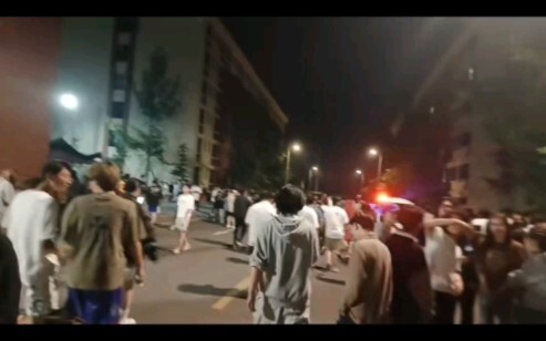 A couple of students from Sichuan Media College were on a date in their classroom. Late at night, wi