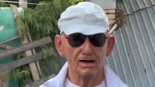 When you pretend to be an elderly person, a passerby says: "666, this one's really convincing!"