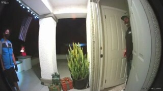 国外快递小哥为了配合女客户，编了个谎言，关键是客户的老公还信了