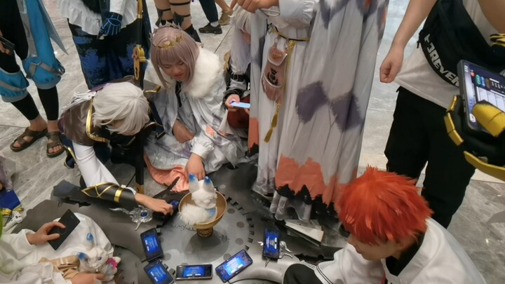 饭桌的用处，那当然是拿来抽卡啦