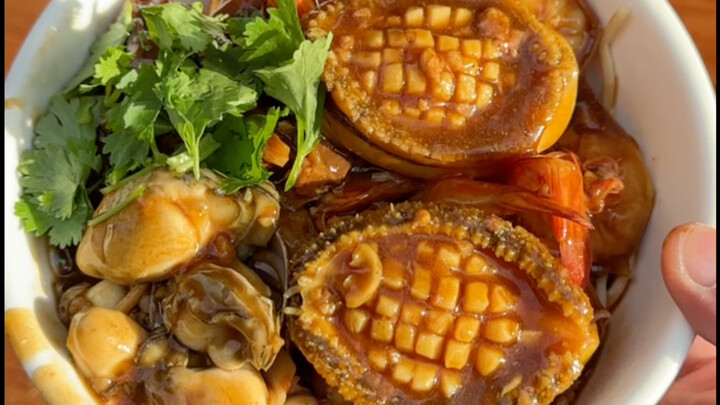 ก๋วยเตี๋ยวทะเลสุดฟินบนท้องถนนเมืองฉาวซาน แค่คำเดียวก็ฟินสุดๆ!