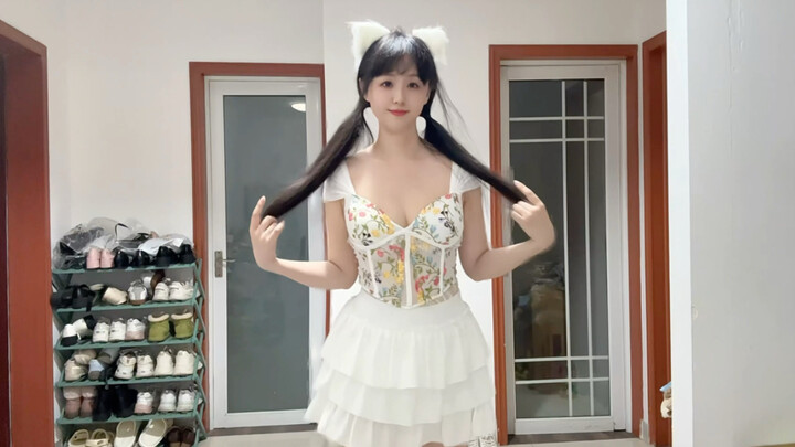 Cat-ear twin tails, dancing at home in white—such a charming contrast