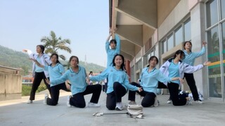 没有妆造和舞美 只有纯粹少女和午间的阳光与远处的树 纪中小社团在午饭时间的舞蹈小记录～