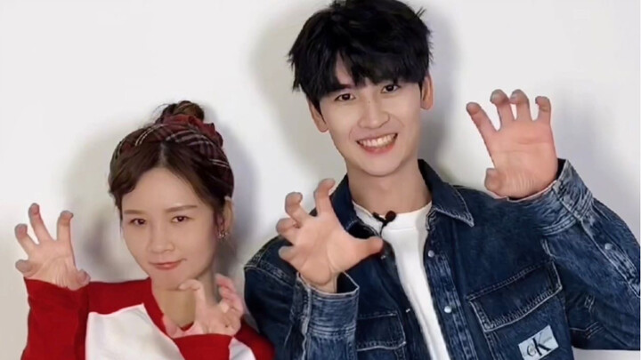 I caught Xiao Mianhua—Huang Junjie is at work! He's not scrubbing himself!!!