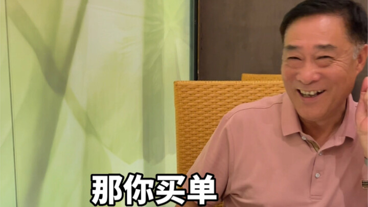 بعد ما انتهينا من الأكل، كلنا تظاهرنا أننا مش راح ندفع الفاتورة… الحمو: وش اللي حاصل؟ محدش بيحرك ساك