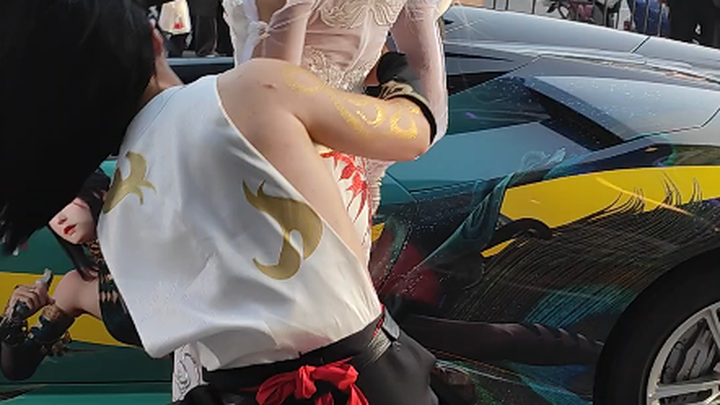 Mọi người ai cũng là “vua cạnh tranh”, thấy cô gái xinh xắn Red Night đi dạo là cuồng ngay, liền cắt