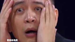 كانت قدمي الرجل المسن مغطاة بالصدفية، ووقف مباشرة على مقعد مترو الأنفاق، فشعرت الفتاة بجواره وكأن ال