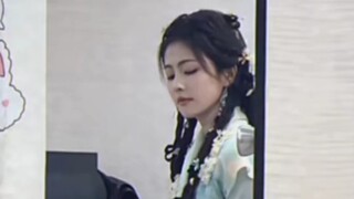 白鹿自弹自唱太好听了最后那个笑是白梦妍出来了吗