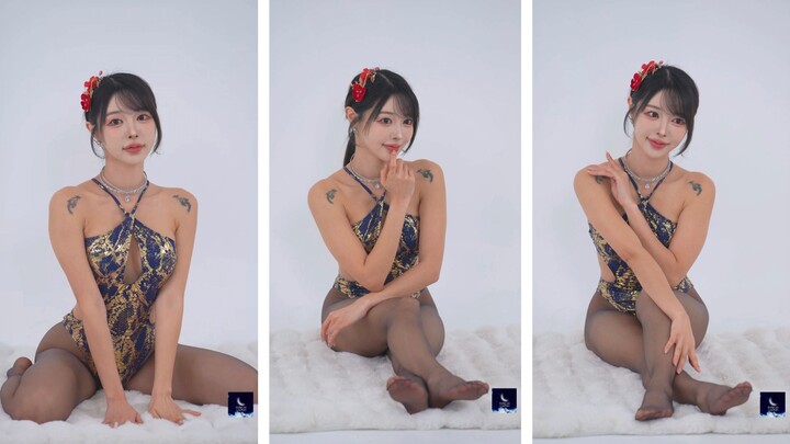 4K｜OLIGO_PIC｜Golden‑blue snake‑print bodysuit girl, SoHee sweetly makes a heart sign—mysterious yet 