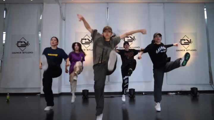 Kelas hip-hop yang menggabungkan gerakan naik turun ~ Rangkaian rutinitas dasar