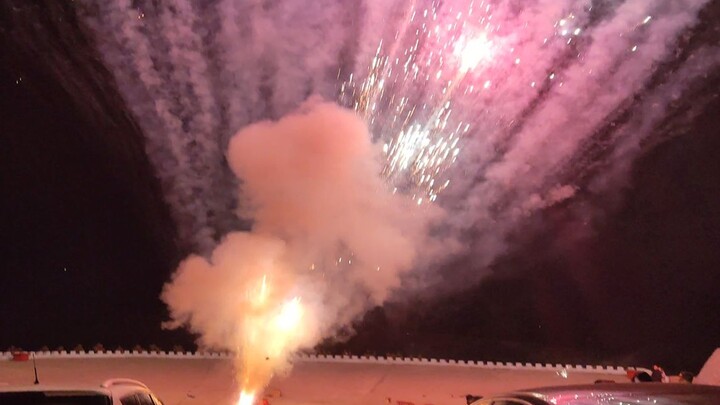 This really is just fireworks, not anti-aircraft guns!!!