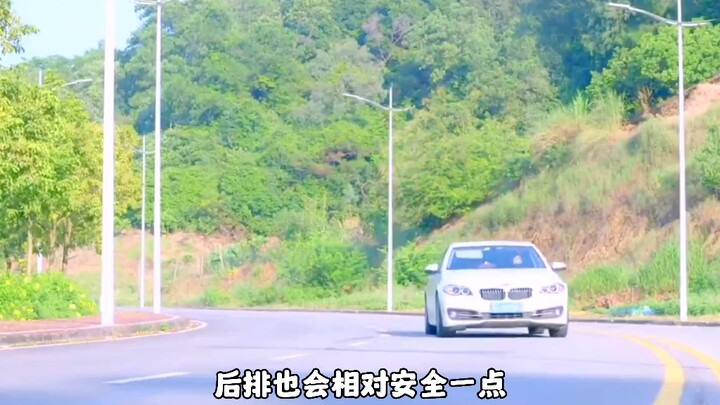 ชายหนึ่งหญิงสอง เบรกเสียกลางทางด่วน พวกเขาไม่รู้ว่าควรจัดการอย่างไร