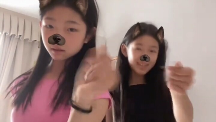 นักเรียนเต้นรำกำลังเต้นรำ