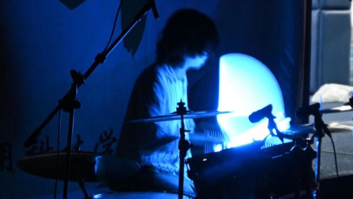Saat aku main drum pakai tongkat neon di festival musik sekolah..