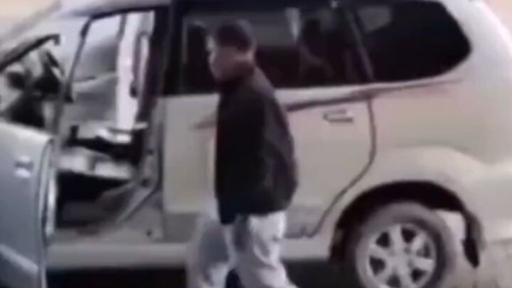 Saat beradu di jalan sempit, kalau harus takut, ya takut saja. [Menangis histeris]
