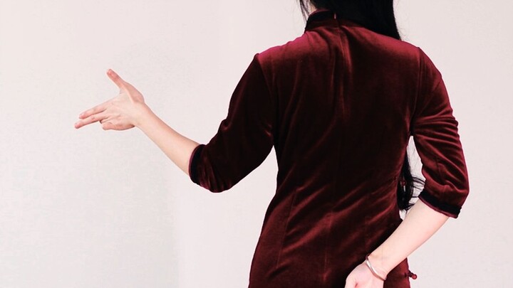 [73] การจูบด้านหลังของชุดเชิงซัมนั้นช่างน่าดึงดูดใจเสียจริง