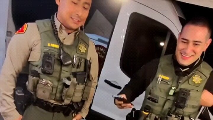 Setelah selesai bertugas, polisi patroli pasti harus makan dua hot dog Meksiko