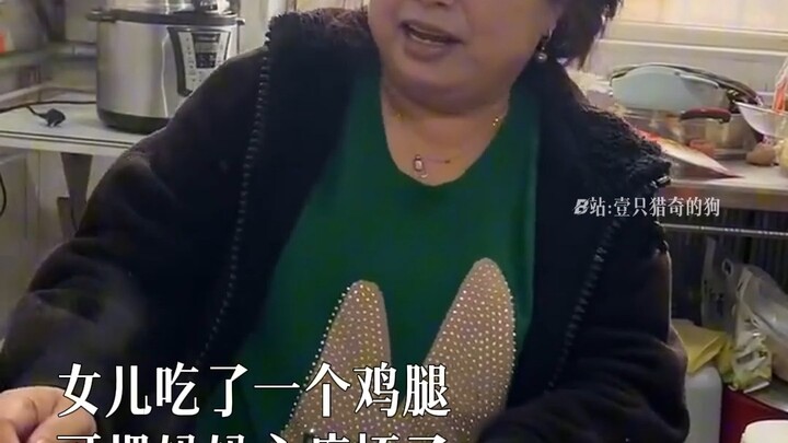 Con gái ăn một cái đùi gà, làm mẹ xót xa đến mức cả bữa cơm miệng không ngừng nhắc nhở.