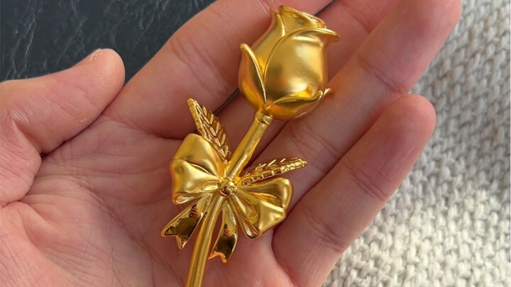 Even the trash can got flowers.