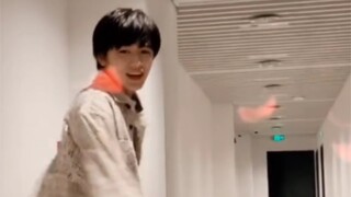 ครูเสี่ยวซ่ง: เยี่ยมเลย ฉันไม่ต้องร้องเพลงเลยด้วยซ้ำ (ลองทายสิว่าใครพากย์เสียง เดาได้ในพริบตา!)
