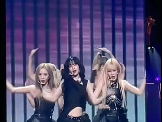 I’ve noticed they dye their hair in a pattern—two gold, two black.