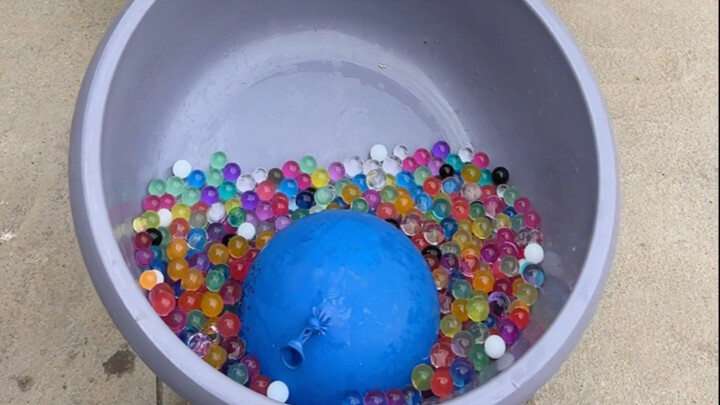 Kids’ Toy Video: The Big Beads Have Run Out of Water!