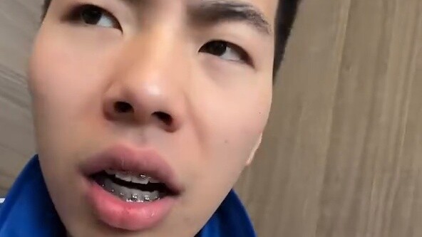 Cô giáo ơi, em không nhịn được nữa rồi. Em sẽ tái hiện lại tình huống thực tế khi anh trai cô bảo cô