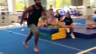 巨大的墙壁贴纸挑战，你能在斜坡上跑几步再贴纸呢？