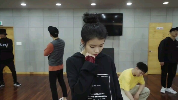 IU Lee Ji-eun's adorable dance practice for "BBIBBI"