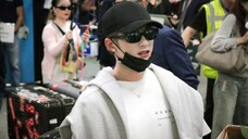 好有信任感的距离,拍照姿势也是无比熟悉,是宠粉的檀健次啊。