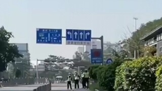 يضحك حتى الموت وهو يمسك بالسيارة